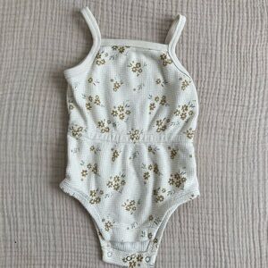Excellent condition Quincy Mae Romper Spring ‘24 SZ 6-12 MO